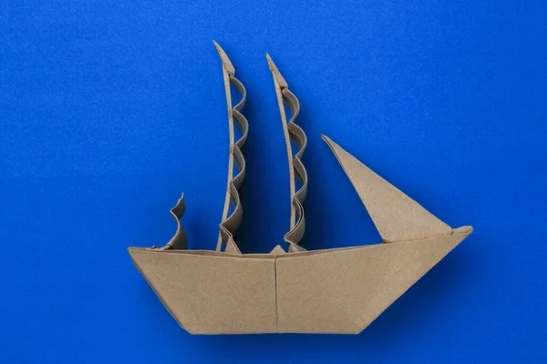 Origami Papier Segelboot Attrappe Selektiver Fokus Blauer Hintergrund — Stockfoto