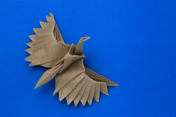 Origami Kağıt Kuş Modeli Seçici Odaklanma Mavi Arkaplan — Stok fotoğraf