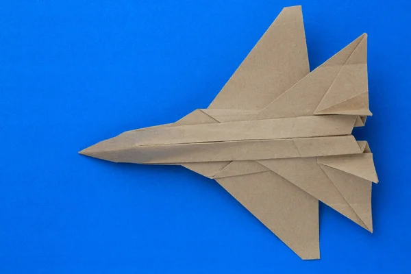 Maqueta Avión Papel Origami Enfoque Selectivo Fondo Azul — Foto de Stock