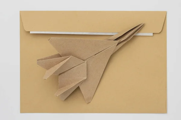 Maqueta Avión Papel Origami Enfoque Selectivo Contexto Sobre Correo Clásico —  Fotos de Stock