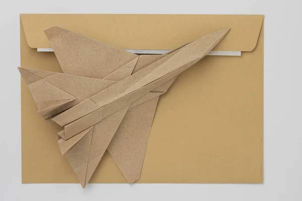 Maqueta Avión Papel Origami Enfoque Selectivo Contexto Sobre Correo Clásico —  Fotos de Stock