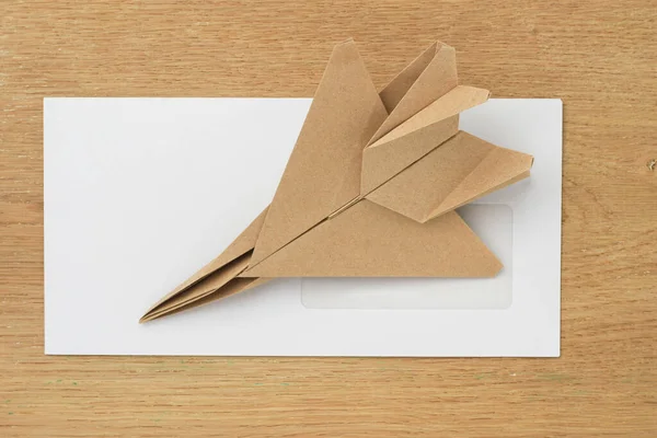 Maqueta Avión Papel Origami Enfoque Selectivo Contexto Sobre Correo Blanco —  Fotos de Stock