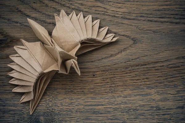 Papierowa Makieta Origami Wybiórcze Skupienie Ciemne Drewniane Tło — Zdjęcie stockowe