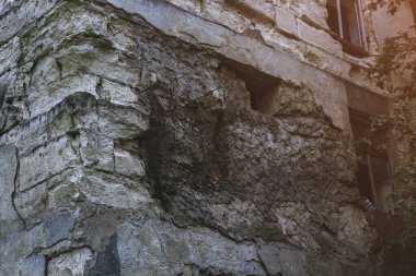 Yıkık dökük binanın kıyamet sonrası görüntüsü. Ayarlanmış arkaplan.