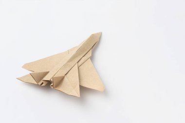 Origami kağıt uçak modeli. Seçici odaklanma. Hafif arkaplan