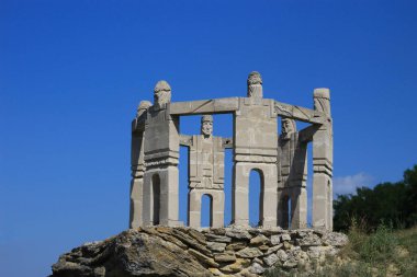 Kamu malı anıtı. Doğu Avrupa halklarının otantik gelenekleri yuvarlak danslara öncülük ediyor. Moldova Stonehenge 'i. Seyahat arkaplanı