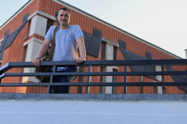 Şehir ortamında genç bir adam. Metin için kopyalama alanı.