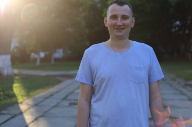 Şehir ortamında gülümseyen mutlu bir genç turist. Ayarlanmış arkaplan.