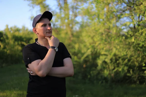 Young White Guy Man Casual Wear Enjoying Beauty Nature While — Stock Photo, Image