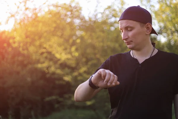 Een Blanke Jongeman Volwassen Man Casual Kleding Kijkt Naar Zijn — Stockfoto