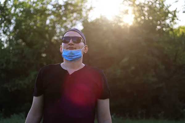 Caucasiano Jovem Adulto Cara Roupas Casuais Uma Máscara Cirúrgica Médica — Fotografia de Stock