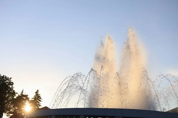 Fonte Cidade Nos Raios Sol Poente Abstrato Belo Fundo Bom — Fotografia de Stock