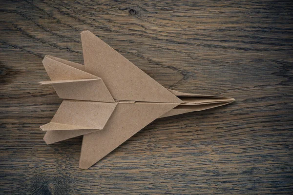 Maqueta Avión Papel Origami Enfoque Selectivo Fondo Madera Oscura — Foto de Stock