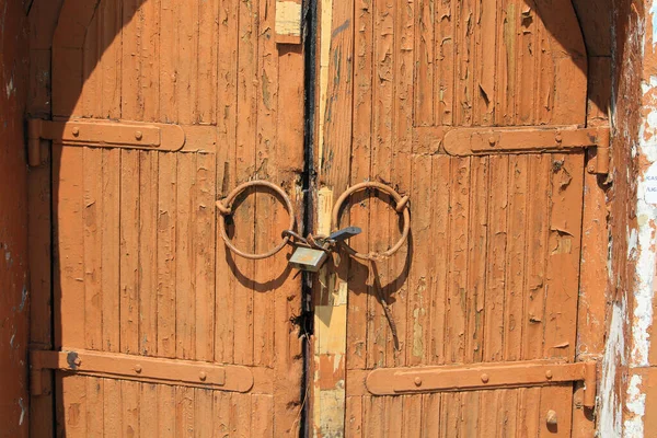 Una Vecchia Porta Chiusa Doppia Ala Che Conduce Una Cantina — Foto Stock