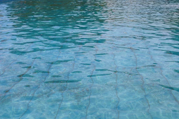 噴水のボウルに美しい水 暑さ旅行をテーマにしたコピースペース付きアブストラクト背景 — ストック写真