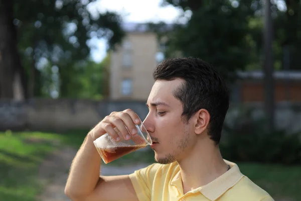 Limonlu Tişörtlü Bir Adam Tek Kullanımlık Yemek Takımından Kvass Koyu — Stok fotoğraf