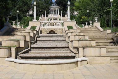 Şehir ortamında merdiven. Başarının sembolü, ahenkli arka plan. İnsansız boş şehir.