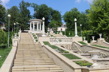Şehir ortamında merdiven. Başarının sembolü, ahenkli arka plan. İnsansız boş şehir.