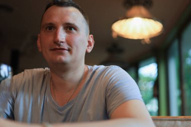 Avrupa görünümlü beyaz bir genç ya da Kafkasyalı bir yetişkin, covid-19 salgınından sonra kısıtlamaları kaldırdıktan sonra restoranda kalmaktan zevk alıyor.