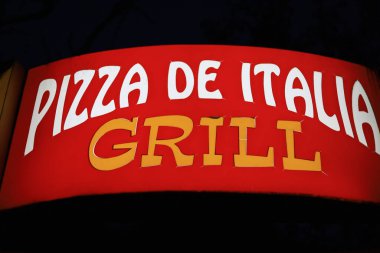 2 Temmuz 2020 Beltsy veya Balti, Moldova İtalya 'dan gelen pizza servisinin koyu yazısında parlıyordu. Sadece Düzenleyici Kullan