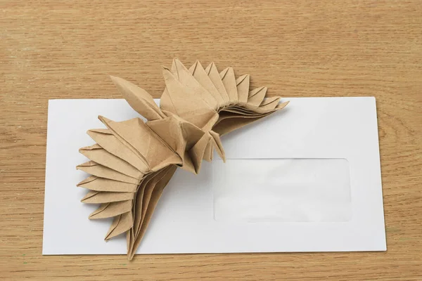 Mockup Pássaro Papel Origami Foco Seletivo Contra Fundo Envelope Correio — Fotografia de Stock