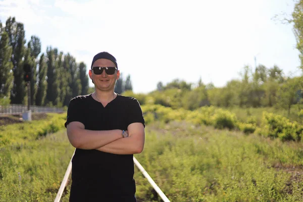 Jovem Branco Homem Roupas Casuais Está Desfrutando Beleza Natureza Enquanto — Fotografia de Stock