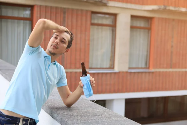 Хитрый Молодой Человек Наслаждается Выпивкой Городе Используя Взлом Жизни Маска — стоковое фото