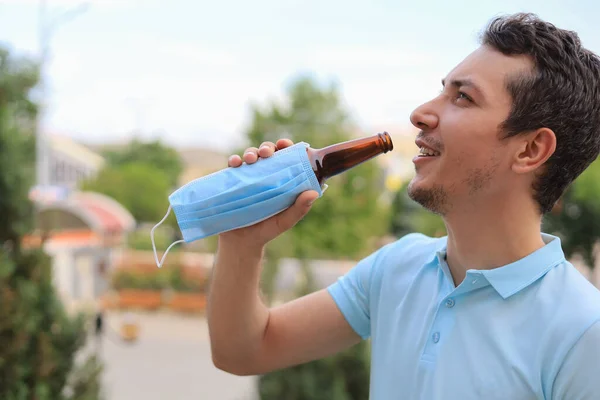 Хитрый Молодой Человек Наслаждается Выпивкой Городе Используя Взлом Жизни Маска — стоковое фото
