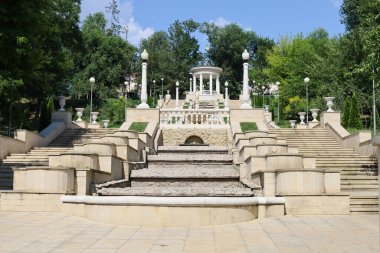 Şehir ortamında merdiven. Başarının sembolü, ahenkli arka plan. İnsansız boş şehir.