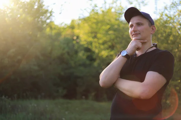 Jeune Homme Blanc Tenue Décontractée Profite Beauté Nature Tout Étant — Photo