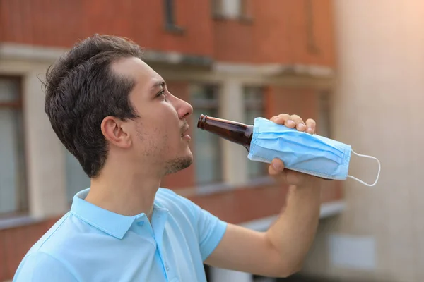 Kurnaz Bir Genç Adam Şehirde Alkollü Bir Içki Içmekten Zevk — Stok fotoğraf