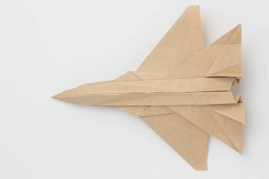 Origami kağıt uçak modeli. Seçici odaklanma. Hafif arkaplan