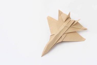 Origami kağıt uçak modeli. Seçici odaklanma. Hafif arkaplan