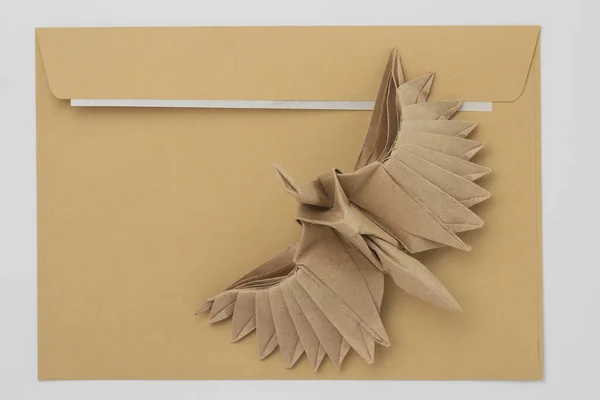 Papierowa Makieta Origami Wybiórcze Skupienie Tle Klasycznej Koperty Pocztowej — Zdjęcie stockowe