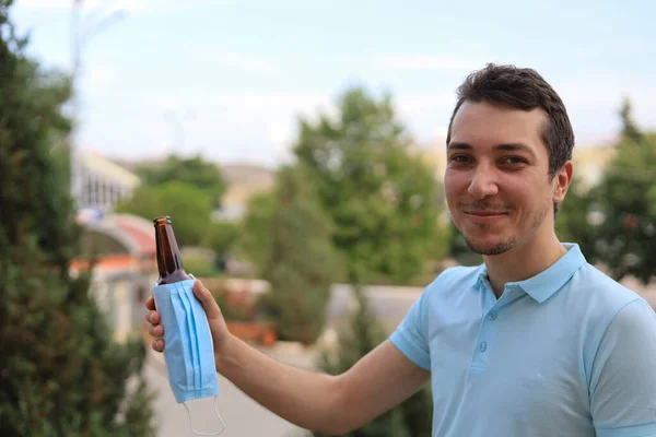 Joven Astuto Disfruta Bebiendo Una Bebida Alcohólica Ciudad Usando Hackeo —  Fotos de Stock