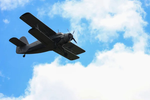 Avión Clásico Antiguo Retro Vintage Con Una Hélice Cielo Sobre —  Fotos de Stock