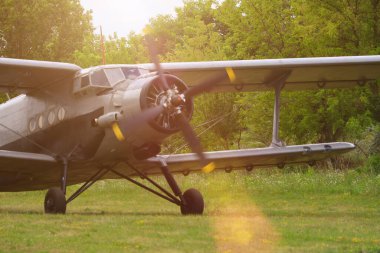 Klasik antika, antika uçak. Yeşil bir havaalanında pervanesi var..
