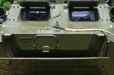 Zırhlı personel taşıyıcı piyade savaş aracı. Telif uzayı olan askeri bir geçmiş. Ön görünümü kapat.