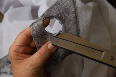 Makas işlemi göz perdeleri için delikler açıyor.