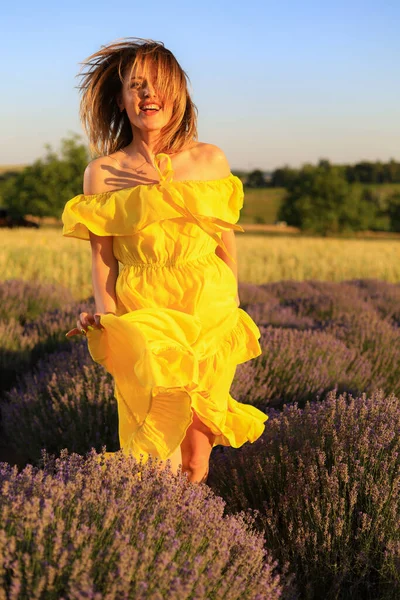 Lavanta Tarlasında Gün Batımında Mutlulukla Dans Eden Sarı Elbiseli Mutlu — Stok fotoğraf