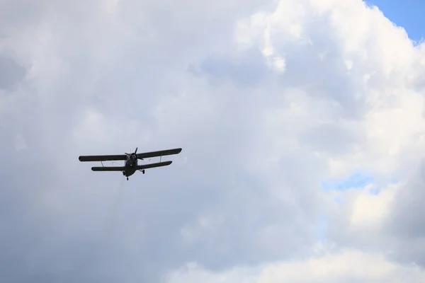 Avión Clásico Antiguo Retro Vintage Con Una Hélice Cielo Sobre —  Fotos de Stock