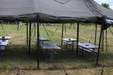 Askeri kamuflaj çadırı dinlenmek ve yemek yemek için..