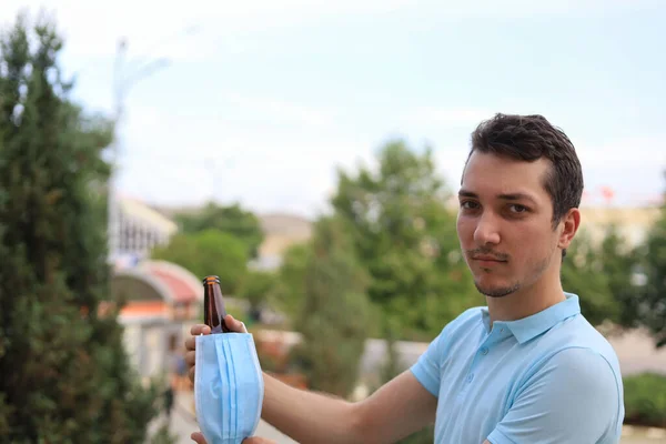 Jeune Homme Rusé Aime Boire Une Boisson Alcoolisée Dans Ville — Photo