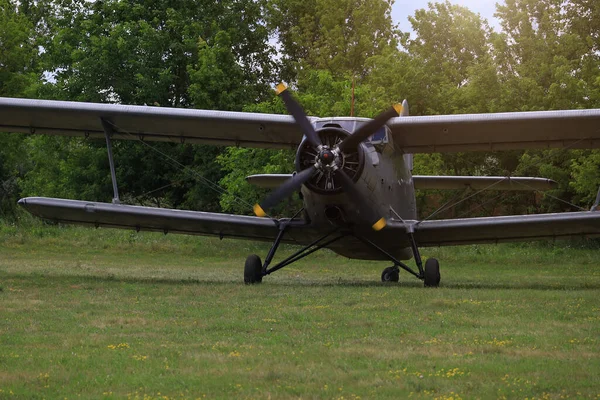 Klasické Staré Retro Letadlo Vrtulemi Zeleném Letišti — Stock fotografie