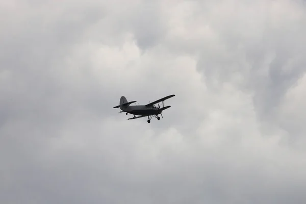 Avión Clásico Antiguo Retro Vintage Con Una Hélice Cielo Sobre —  Fotos de Stock