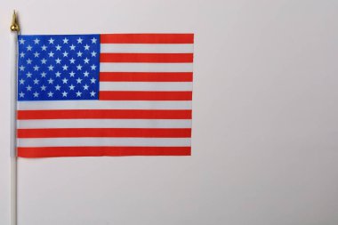 Masada duran küçük Amerikan vatansever bayrağı..