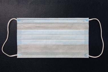 Tıbbi cerrahi maske COVID-19 salgınının dünyadaki ana sembolü..