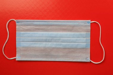 Tıbbi cerrahi maske COVID-19 salgınının dünyadaki ana sembolü..