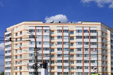 Şehir ortamında çok katlı bir bina. Bir sürü elektrik kablosu var..