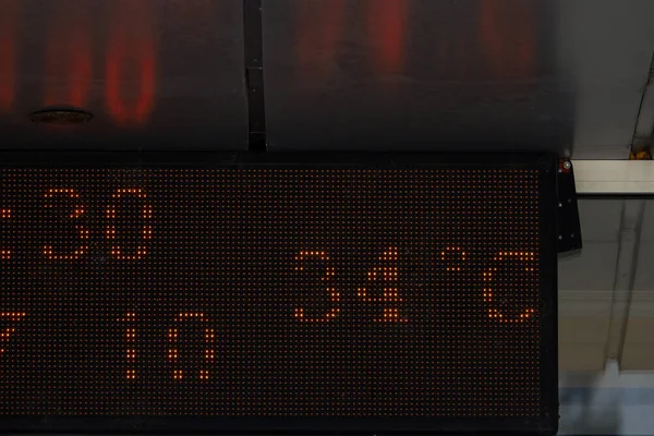 黑色信息板显示气温为34度 城市的背景热 — 图库照片